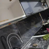 نصب سرامیک چسبی بین کابینت و تخریب جاهای مدنظر شما