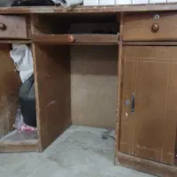 میز مطالعه و کامپیوتر