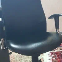 ی عدد میز اداری و ی عدد صندلی چرخدار