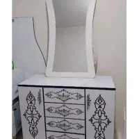 دراور وآینه به همراه صندلی