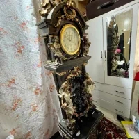 ساعت و آبنما ایستاده