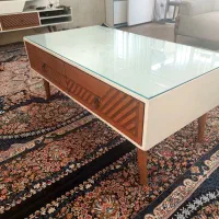 میز جلو مبلی وینتیج چوبی با صفحه شیشه‌ای و دو کشو