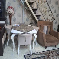 میز نهار خوری ۴ نفره کارکرده و یک جفت فرش ۶ متری