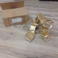 کفش مجلسی دخترانه بند دار آکبند طلایی