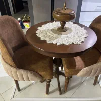 میز دونفره و تعدادی لوازم منزل