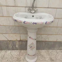 روشویی همراه با شیر آب