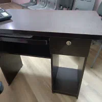 میز کامپیوتر سالم و بسیار تمیز