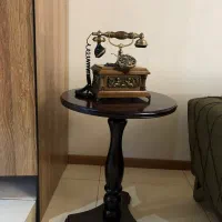 میز چوبی و تلفن چوبی
