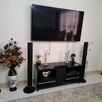 میز تلویزیون و ۵ عدد باند