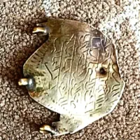 تعویذ فلزی لاک‌پشت قاجاری با نوشته عربی حرز مذهبی