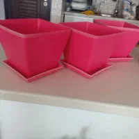گلدان پلاستیکی و چهارپایه
