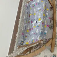 گهواره و تعدادی لباس