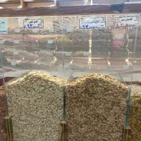 کارگر ساده چیدمان و نظافت در فروشگاه مواد غذایی