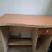 میز تحریر و کامپیوتر