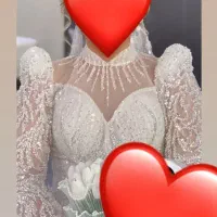 باسلام یه عددلباس عروس شیک تمیزیک بارپوشیده شده.