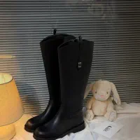 بوت رنگ مشکی مات سایز ۳۹، قالبش کوچک برای ۳۸ مناسب