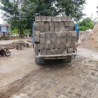 سنگ بلوک و لوله‌های بتنی و شن و ماسه و گچ و سیمان