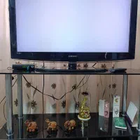 تلویزیون 43 اینچ سامسونگ با میز شیشه ای