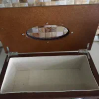سطل آشغالی و دستمال کاغذی