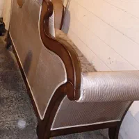 مبل ۳ نفره تمیز چوب و پارچه سالم سالم در حد نو