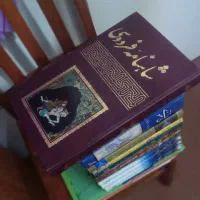 چندین جلد کتاب نفیس ادبی مخصوص کتابخانه