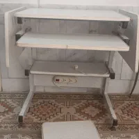 میز تحریر و کامپیوتر