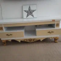 میز تلویزیون و ساعت