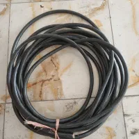 تعدای کابل برق نو و استفاده نشده