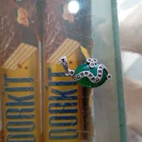 تو گردنی نقره با نگین زمرد