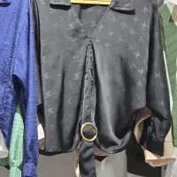 فروشنده خانم پوشاک