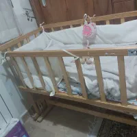 تخت چوبی کنار مادر