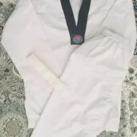 یک دست لباس تکواندو مناسب برای ورزش رزمی نو