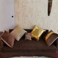 مبل راحتی بهمراه ۸صندلی ناهارخوری وکل لوازم وسایل