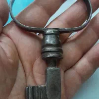 کلید قدیمی و ساعت ژوکی