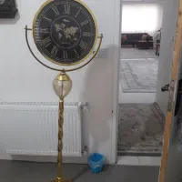 ساعت ایستاده کنارسالنی