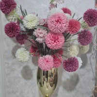 گلدان با گلهای مصنوعی