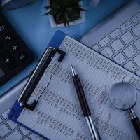 حسابدار خانم مسلط به هلو