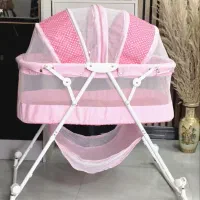 تخت و گهواره کنار مادر