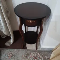 میزکنار سالنی و شلف فلزی رومیزی مناسب مغازه آرایشی|مبلمان خانگی و میز عسلی|کرمانشاه, |دیوار