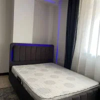تخت بسیار تمیز با تشک رویال