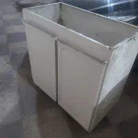 کابینت زیر سینک ظرفشویی و شارژر باطری ماشین