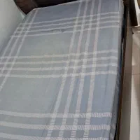 تخت یکنفره با تشک سالم و تمیزو یک عدد وایت برد