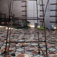 فروش چهار پایه فلزی نزدیک به دو متر محکم وشیک