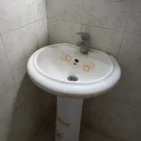 یک عدد سنگ روشویی با پایه کاملا سالم