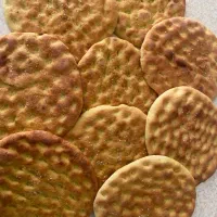 کلوچه و نان  محلی  و رشته پلویی و آشی محلی