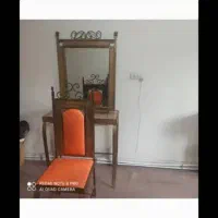 یک میز آرایشی و صندلی سالم