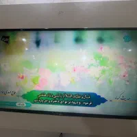 تلویزیون ۵۰ اینچ LG و میز‌نهار‌خوری و جلو مبلی