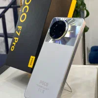 یک دستگاه POCO F7 Pro رنگ‌ نقره‌ای