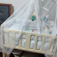 تخت نوزادی کنار تخت مادر