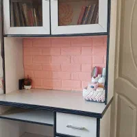 کتابخانه و میز کامپیوتر